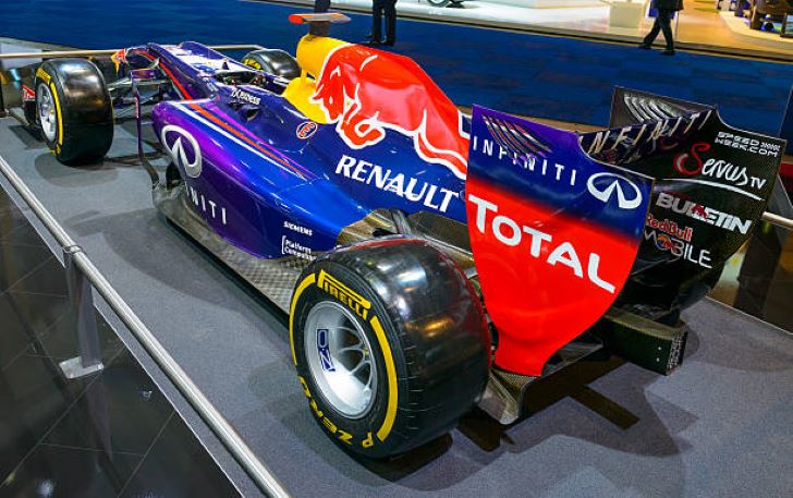 Red Bull F1 Racecar Beplakt met Sponsors