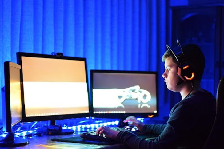 Jongen Speelt Online Gaming Achter de Computer