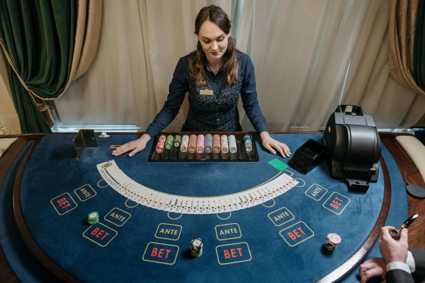 Dame aan een casino tafel